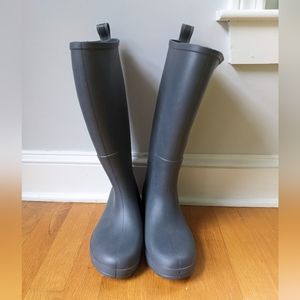 Women's totes boots. Size 7. Black. Worn once.